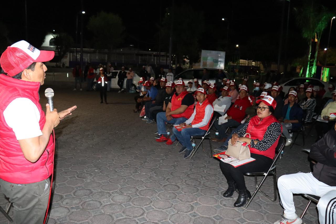 Recorre Cuahutle el municipio de Ayometla y recibe respaldo total de la gente
